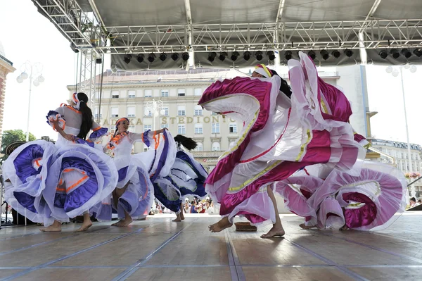 Członków Ludowej grupy Kolumbia folklor Fundacji od santiago de cali, Kolumbia podczas 48 Festiwal Folklorystyczny w Zagrzebiu, Chorwacja lipca 17,2014 — Zdjęcie stockowe