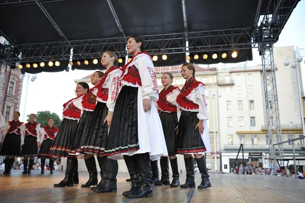 Membres du groupe folklorique Mississauga, Ontario, groupe folklorique croate Sljeme du Canada lors du 48e Festival international du folklore au centre de Zagreb, Croatie, le 19 juillet 2014 — Photo