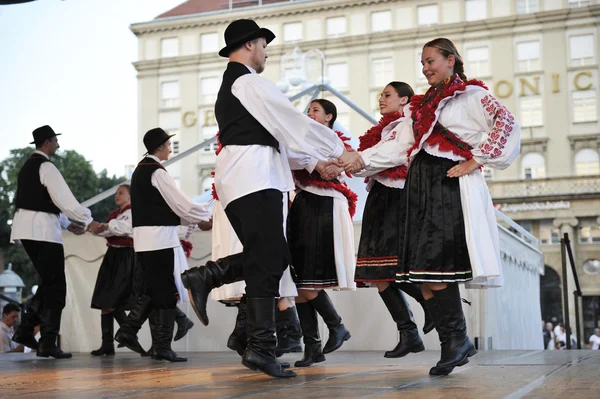 Medlemmar av folk grupp mississauga, ontario, kroatiska parish folkmusik grupp sljeme från Kanada under 48 internationell folklore festival i centrum av zagreb, Kroatien på 19 juli 2014 — Stockfoto