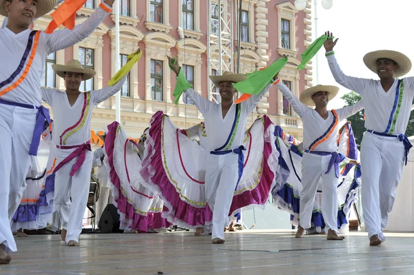 Leden van folk groepen colombia folklore Stichting uit santiago de cali, colombia tijdens de 48ste internationale folklore festival in centrum van zagreb, Kroatië op juli 16,2014 — Stockfoto