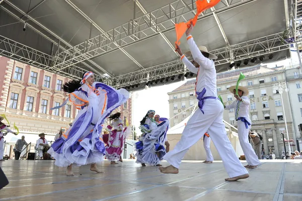 Miembros de los grupos folclóricos Colombia Folklore Foundation de Santiago de Cali, Colombia durante el 48º Festival Internacional de Folclore en el centro de Zagreb, Croacia el 16 de julio de 2014 — Foto de Stock