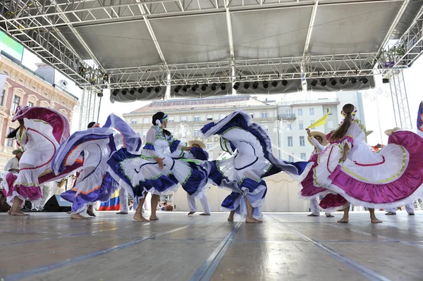 Miembros de los grupos folclóricos Colombia Folklore Foundation de Santiago de Cali, Colombia durante el 48º Festival Internacional de Folclore en el centro de Zagreb, Croacia el 16 de julio de 2014 — Foto de Stock