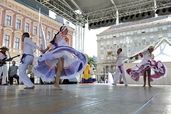 Члены фольклорного фонда "Колумбия Фольклор" из Сантьяго-де-Кали, Колумбия во время 48-го Международного фольклорного фестиваля в центре Загреба, Хорватия, 16 июля 2014 года — стоковое фото