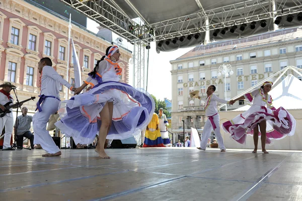 Členové folklorních souborů Kolumbie folklorní nadace od santiago de cali, Kolumbie během 48 Mezinárodní folklórní festival v centru Záhřebu, Chorvatsko v červenci 16,2014 — Stock fotografie