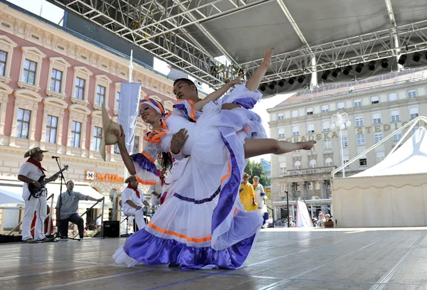 Membros dos grupos folclóricos Colombia Folklore Foundation de Santiago de Cali, Colômbia, durante o 48 Festival Internacional do Folclore, no centro de Zagreb, Croácia, em 16 de julho de 2014 — Fotografia de Stock