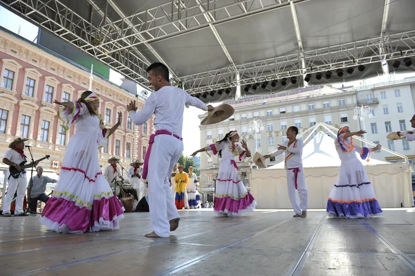 Miembros de los grupos folclóricos Colombia Folklore Foundation de Santiago de Cali, Colombia durante el 48º Festival Internacional de Folclore en el centro de Zagreb, Croacia el 16 de julio de 2014 — Foto de Stock