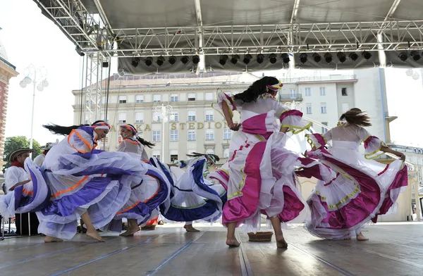 Membros dos grupos folclóricos Colombia Folklore Foundation de Santiago de Cali, Colômbia, durante o 48 Festival Internacional do Folclore, no centro de Zagreb, Croácia, em 16 de julho de 2014 — Fotografia de Stock