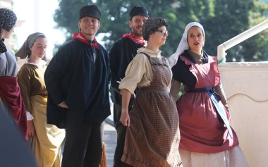 hasselt (flanders), folklor gurubu de boezeroenen Belçika'dan Zagreb Merkezi 48 Uluslararası Folklor Festivali sırasında grup üyeleri halk
