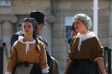 hasselt (flanders), folklor gurubu de boezeroenen Belçika'dan Zagreb Merkezi 48 Uluslararası Folklor Festivali sırasında grup üyeleri halk