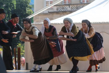 hasselt (flanders), folklor gurubu de boezeroenen Belçika'dan Zagreb Merkezi 48 Uluslararası Folklor Festivali sırasında grup üyeleri halk