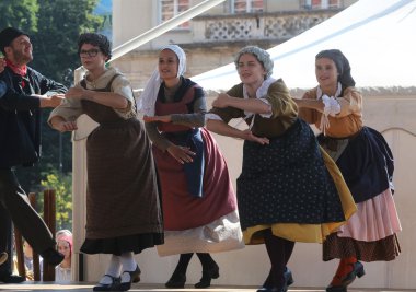 hasselt (flanders), folklor gurubu de boezeroenen Belçika'dan Zagreb Merkezi 48 Uluslararası Folklor Festivali sırasında grup üyeleri halk