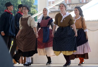 hasselt (flanders), folklor gurubu de boezeroenen Belçika'dan Zagreb Merkezi 48 Uluslararası Folklor Festivali sırasında grup üyeleri halk