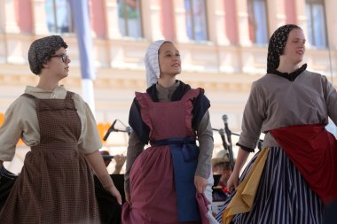 hasselt (flanders), folklor gurubu de boezeroenen Belçika'dan Zagreb Merkezi 48 Uluslararası Folklor Festivali sırasında grup üyeleri halk
