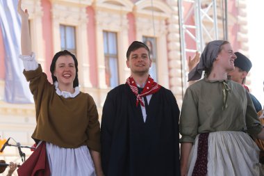 hasselt (flanders), folklor gurubu de boezeroenen Belçika'dan Zagreb Merkezi 48 Uluslararası Folklor Festivali sırasında grup üyeleri halk