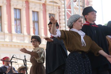 hasselt (flanders), folklor gurubu de boezeroenen Belçika'dan Zagreb Merkezi 48 Uluslararası Folklor Festivali sırasında grup üyeleri halk