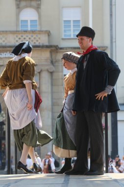 hasselt (flanders), folklor gurubu de boezeroenen Belçika'dan Zagreb Merkezi 48 Uluslararası Folklor Festivali sırasında grup üyeleri halk