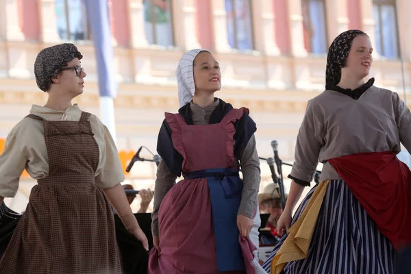 Members of folk group Hasselt (Flanders), Folk Group De Boezeroenen from Belgium during the 48th International Folklore Festival in center of Zagreb — Stock Photo, Image