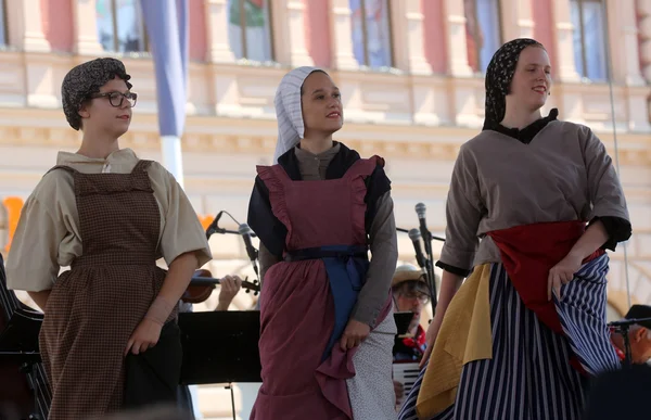 hasselt (flanders), folklor gurubu de boezeroenen Belçika'dan Zagreb Merkezi 48 Uluslararası Folklor Festivali sırasında grup üyeleri halk
