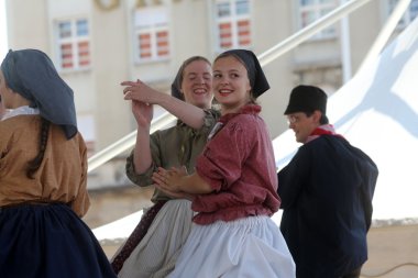 hasselt (flanders), folklor gurubu de boezeroenen Belçika'dan Zagreb Merkezi 48 Uluslararası Folklor Festivali sırasında grup üyeleri halk