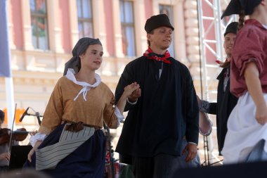 hasselt (flanders), folklor gurubu de boezeroenen Belçika'dan Zagreb Merkezi 48 Uluslararası Folklor Festivali sırasında grup üyeleri halk