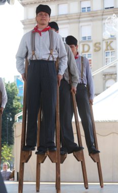 hasselt (flanders), folklor gurubu de boezeroenen Belçika'dan Zagreb Merkezi 48 Uluslararası Folklor Festivali sırasında grup üyeleri halk