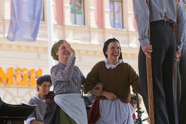 hasselt (flanders), folklor gurubu de boezeroenen Belçika'dan Zagreb Merkezi 48 Uluslararası Folklor Festivali sırasında grup üyeleri halk