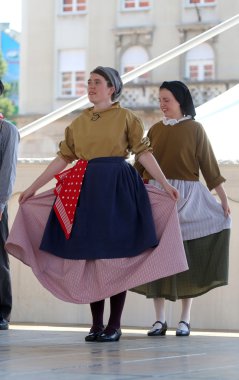 hasselt (flanders), folklor gurubu de boezeroenen Belçika'dan Zagreb Merkezi 48 Uluslararası Folklor Festivali sırasında grup üyeleri halk