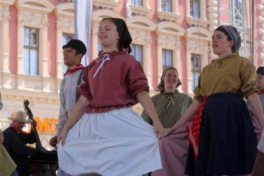hasselt (flanders), folklor gurubu de boezeroenen Belçika'dan Zagreb Merkezi 48 Uluslararası Folklor Festivali sırasında grup üyeleri halk