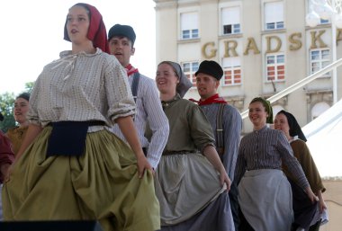 hasselt (flanders), folklor gurubu de boezeroenen Belçika'dan Zagreb Merkezi 48 Uluslararası Folklor Festivali sırasında grup üyeleri halk