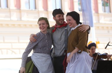 hasselt (flanders), folklor gurubu de boezeroenen Belçika'dan Zagreb Merkezi 48 Uluslararası Folklor Festivali sırasında grup üyeleri halk