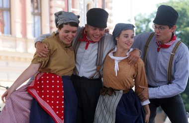 hasselt (flanders), folklor gurubu de boezeroenen Belçika'dan Zagreb Merkezi 48 Uluslararası Folklor Festivali sırasında grup üyeleri halk