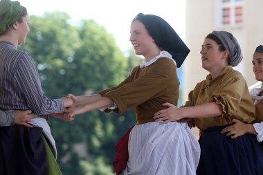 hasselt (flanders), folklor gurubu de boezeroenen Belçika'dan Zagreb Merkezi 48 Uluslararası Folklor Festivali sırasında grup üyeleri halk