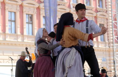 hasselt (flanders), folklor gurubu de boezeroenen Belçika'dan Zagreb Merkezi 48 Uluslararası Folklor Festivali sırasında grup üyeleri halk