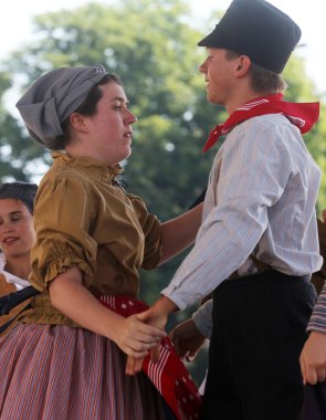 hasselt (flanders), folklor gurubu de boezeroenen Belçika'dan Zagreb Merkezi 48 Uluslararası Folklor Festivali sırasında grup üyeleri halk