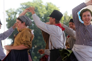 hasselt (flanders), folklor gurubu de boezeroenen Belçika'dan Zagreb Merkezi 48 Uluslararası Folklor Festivali sırasında grup üyeleri halk