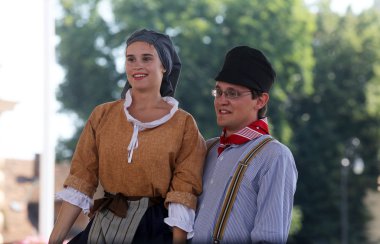 hasselt (flanders), folklor gurubu de boezeroenen Belçika'dan Zagreb Merkezi 48 Uluslararası Folklor Festivali sırasında grup üyeleri halk