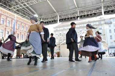 hasselt (flanders), folklor gurubu de boezeroenen Belçika'dan Zagreb Merkezi 48 Uluslararası Folklor Festivali sırasında grup üyeleri halk