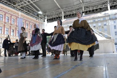 hasselt (flanders), folklor gurubu de boezeroenen Belçika'dan Zagreb Merkezi 48 Uluslararası Folklor Festivali sırasında grup üyeleri halk