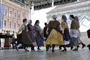 hasselt (flanders), folklor gurubu de boezeroenen Belçika'dan Zagreb Merkezi 48 Uluslararası Folklor Festivali sırasında grup üyeleri halk