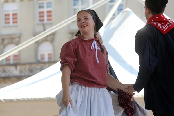 Mitglieder der Folkloregruppe hasselt, Folkloregruppe de boezeroenen aus Belgien während des 48. Internationalen Folklorefestivals im Zentrum von Zagreb — Stockfoto