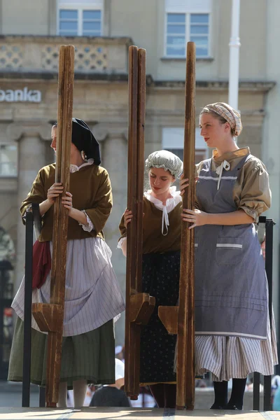 Members of folk group Hasselt (Flanders), Folk Group De Boezeroenen from Belgium during the 48th International Folklore Festival in center of Zagreb — Stock Photo, Image