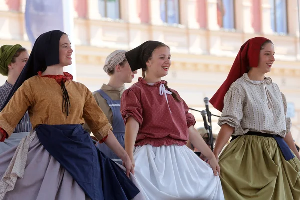 Members of folk group Hasselt (Flanders), Folk Group De Boezeroenen from Belgium during the 48th International Folklore Festival in center of Zagreb — Stock Photo, Image