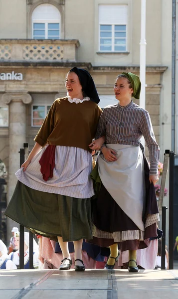 Members of folk group Hasselt (Flanders), Folk Group De Boezeroenen from Belgium during the 48th International Folklore Festival in center of Zagreb — Stock Photo, Image