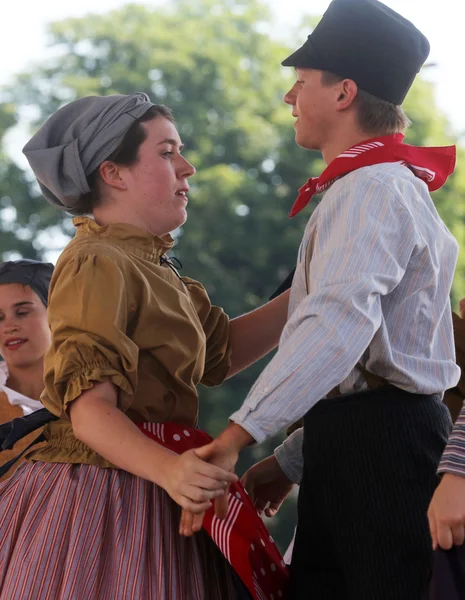 hasselt (flanders), folklor gurubu de boezeroenen Belçika'dan Zagreb Merkezi 48 Uluslararası Folklor Festivali sırasında grup üyeleri halk