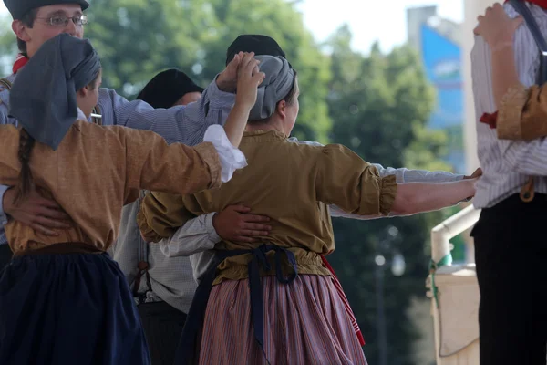 Medlemmar av folk grupp hasselt (Flandern), folkmusik grupp de boezeroenen från Belgien under 48 internationell folklore festival i centrala zagreb — Stockfoto