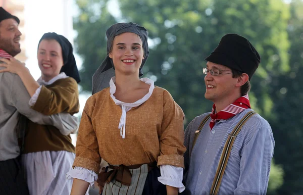 hasselt (flanders), folklor gurubu de boezeroenen Belçika'dan Zagreb Merkezi 48 Uluslararası Folklor Festivali sırasında grup üyeleri halk