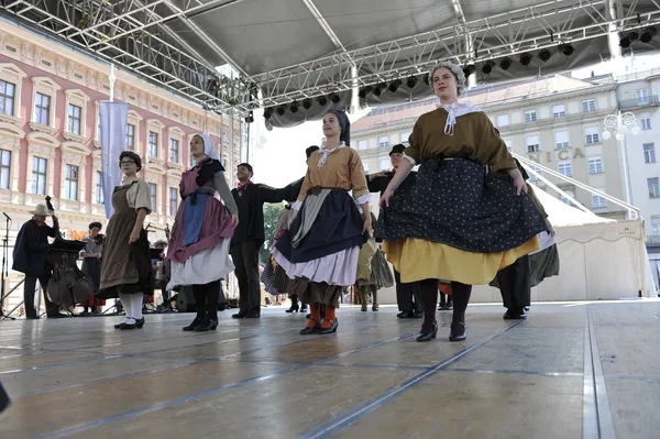 Leden van folk groep hasselt (Vlaanderen), folkgroep de boezeroenen uit België tijdens de 48ste internationale folklore festival in centrum van zagreb — Stockfoto