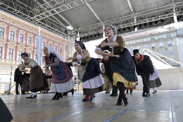 Members of folk group Hasselt (Flanders), Folk Group De Boezeroenen from Belgium during the 48th International Folklore Festival in center of Zagreb — Stock Photo, Image