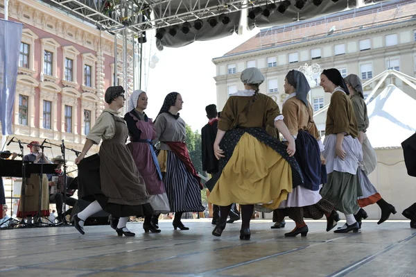 Members of folk group Hasselt (Flanders), Folk Group De Boezeroenen from Belgium during the 48th International Folklore Festival in center of Zagreb — Stock Photo, Image