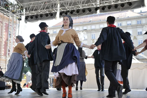 Members of folk group Hasselt (Flanders), Folk Group De Boezeroenen from Belgium during the 48th International Folklore Festival in center of Zagreb — Stock Photo, Image